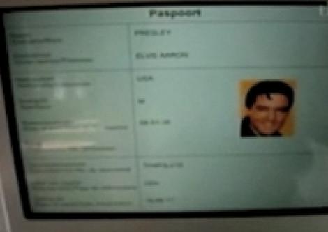 Pasaport cu poza lui Elvis, acceptat pe un aeroport
