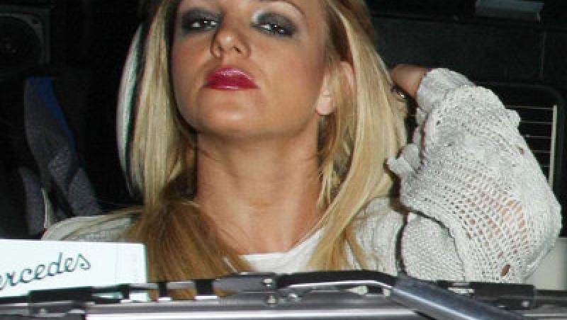 Britney Spears a renascut la salonul cosmetic
