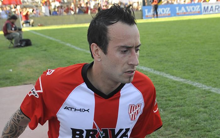 Un fotbalist argentinian s-a aparat cu pistolul de proprii suporteri!