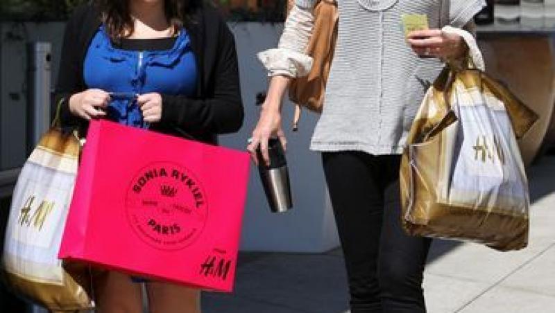 Katie Holmes, la shopping cu fiica vitrega