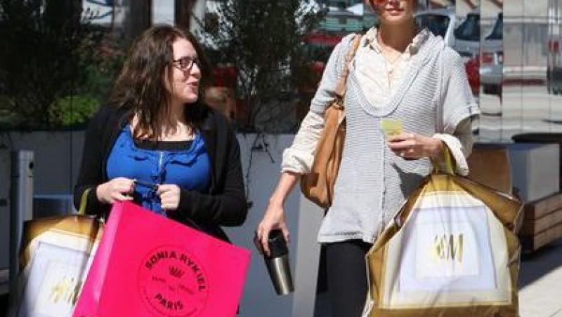 Katie Holmes, la shopping cu fiica vitrega