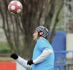 Chivu se antreneaza cu o casca de protectie