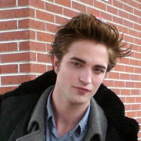 Robert Pattinson, vedeta din Twiligh, batut pentru ca-si dadea aere de actor