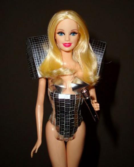 Lady Gaga transformata in papusa Barbie