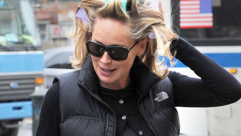 Sharon Stone cu bigudiuri in strada