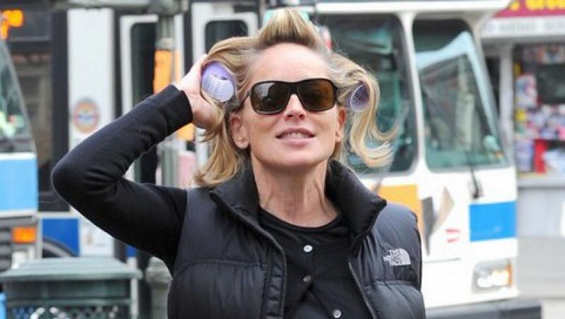 Sharon Stone cu bigudiuri in strada