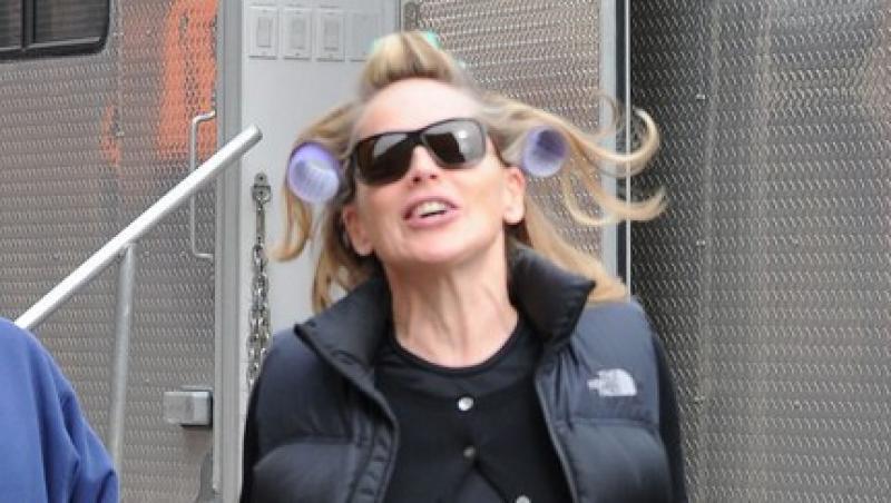 Sharon Stone cu bigudiuri in strada