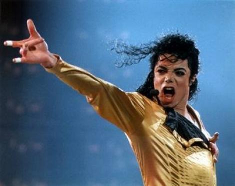Michael Jackson semneaza contracte in continuare