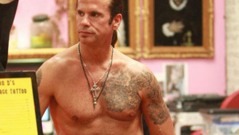 Lorenzo Lamas la bustul gol