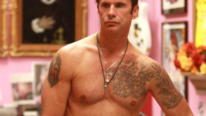 Lorenzo Lamas la bustul gol