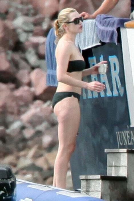 Kate Winslet, singura in costum de baie