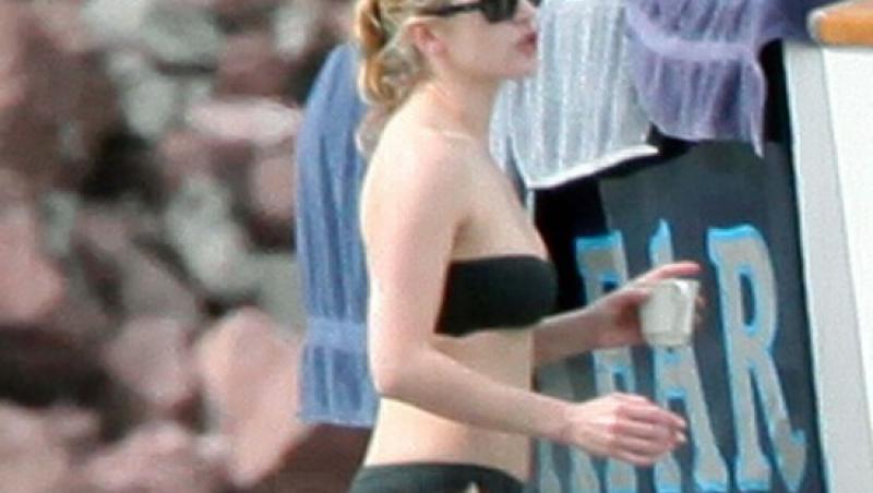 Kate Winslet, singura in costum de baie