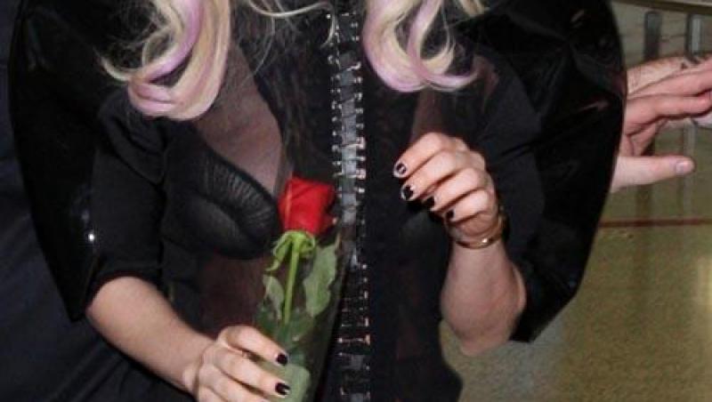 Lady Gaga, cu cola in par!