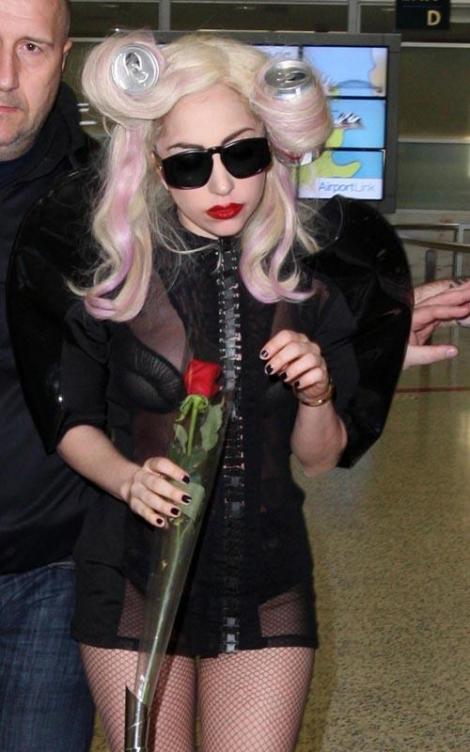 Lady Gaga, cu cola in par!