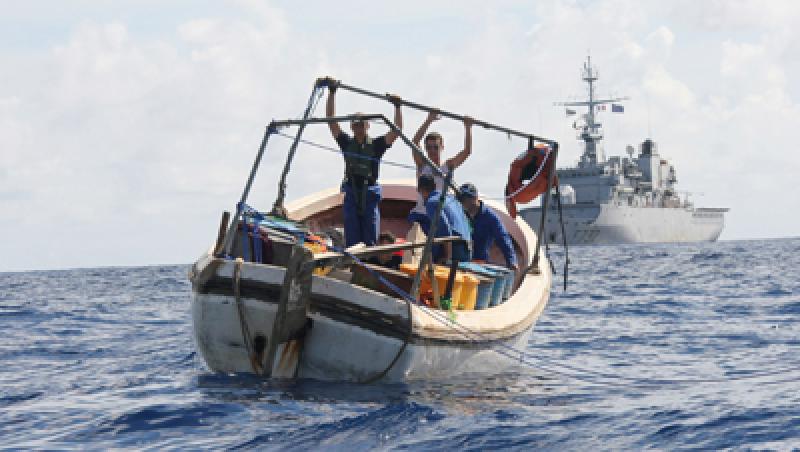 Ghinion: piratii somalezi au incercat sa captureze o nava de razboi olandeza