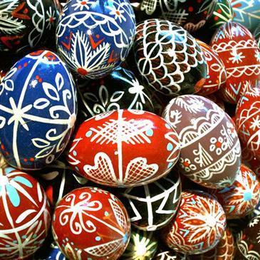 Traditii romanesti la Roma: expozitie de oua incondeiate si icoane