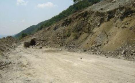 Traficul pe DN57, blocat din cauza alunecarilor de teren