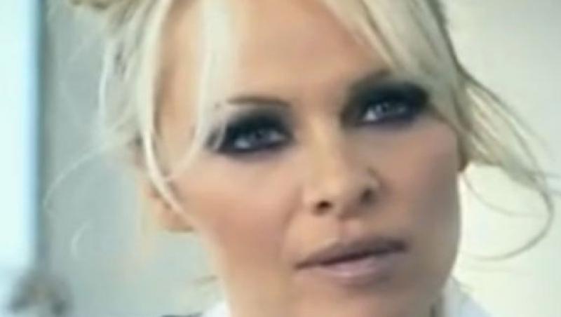 Reclama incendiara cu Pamela Anderson interzisa in Australia
