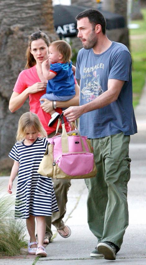 Jennifer Garner si Ben Affleck, la plimbare cu fiicele