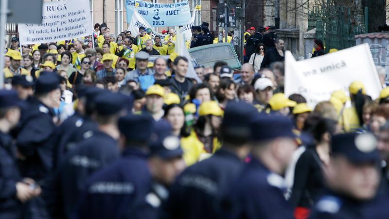 Scandal cu imbranceli la protestul dascalilor din Buzau