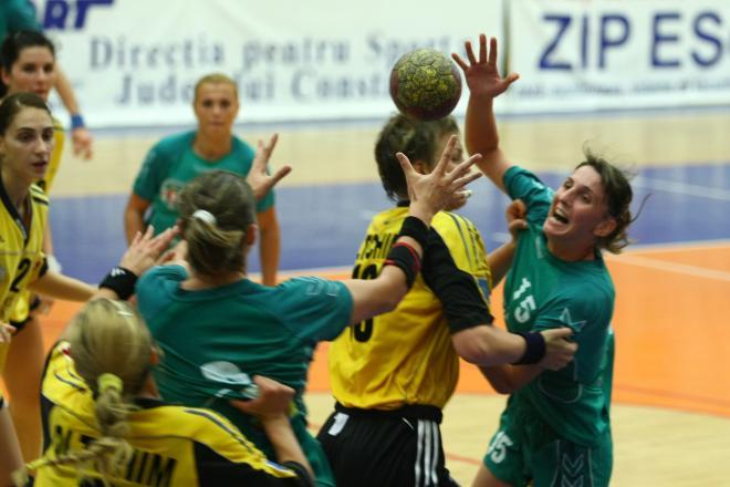 Autocarul echipei de handbal HCM Roman s-a rasturnat