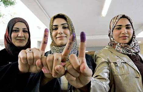 Irakienii se prezinta masiv la vot, in ciuda atentatelor