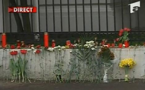 Lacrimi si flori la Ambasada Poloniei din Bucuresti