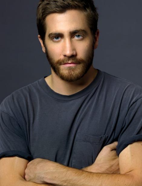 Jake Gyllenhaal: "Este bine sa suferi din iubire. Te schimbi si te maturizezi"
