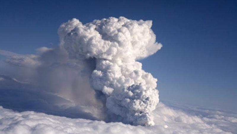 Mii de zboruri europene, afectate de eruptia unui vulcan in Islanda