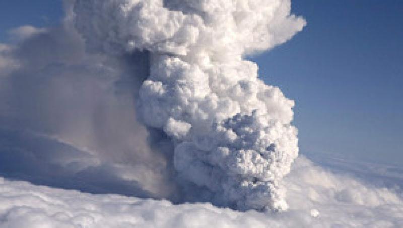 Mii de zboruri europene, afectate de eruptia unui vulcan in Islanda