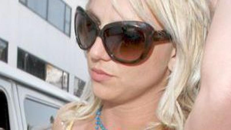 Britney Spears a fost prinsa cu tricoul rupt