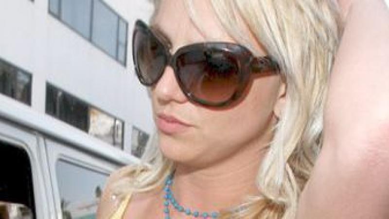 Britney Spears a fost prinsa cu tricoul rupt