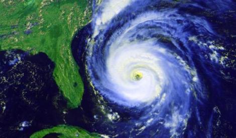 Un ciclon violent a facut cel putin 120 de victime