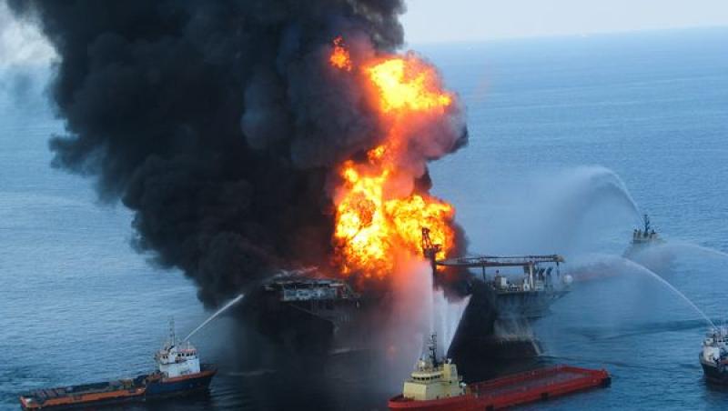 Golful Mexic: Platforma petroliera care a luat foc s-a scufundat (VIDEO)