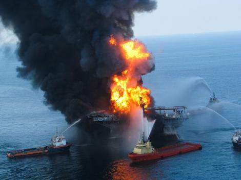 Golful Mexic: Platforma petroliera care a luat foc s-a scufundat (VIDEO)