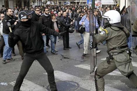Proteste violente la Atena, dupa ce guvernul a cerut ajutorul FMI si UE