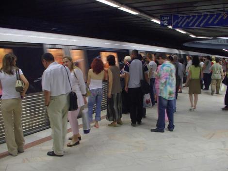 Bucuresti: Un tanar s-a sinucis la metroul din Piata Romana