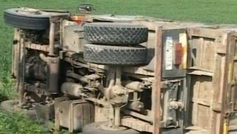 Aproape de tragedie: Camion cu 3 tone de amoniac rasturnat in Arad