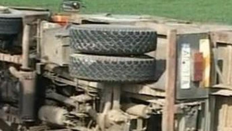 Aproape de tragedie: Camion cu 3 tone de amoniac rasturnat in Arad