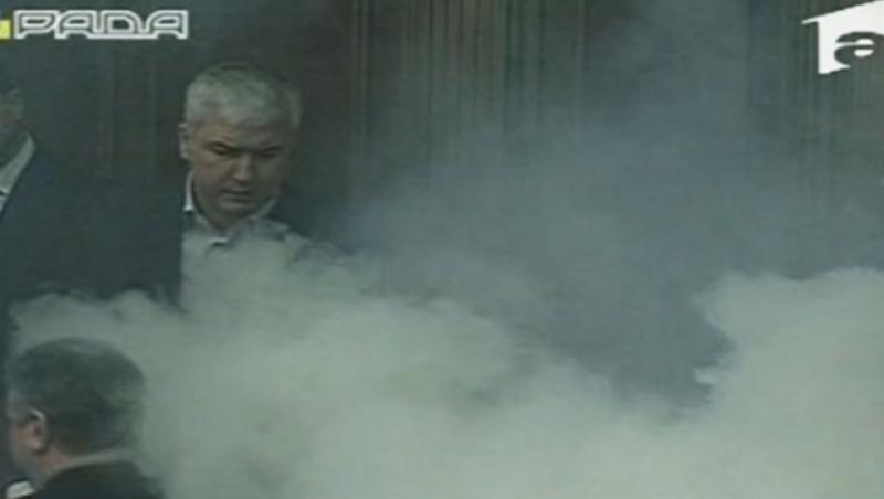 Haos in Parlamentul Ucrainei: Sedinta cu fumigene si oua!