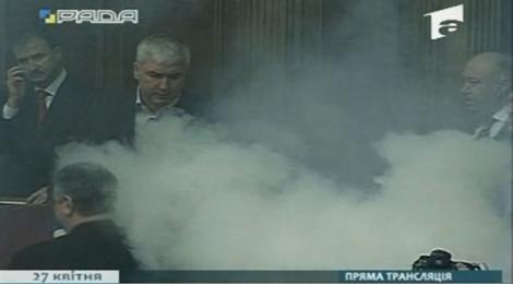 Haos in Parlamentul Ucrainei: Sedinta cu fumigene si oua!