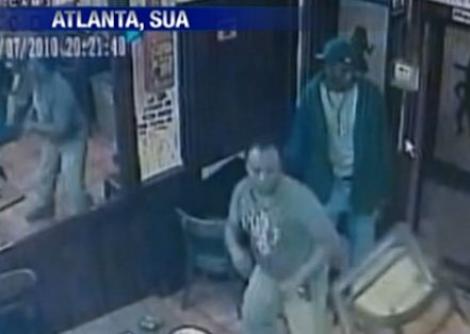 SUA: Chelner atacat la locul de munca (VIDEO)