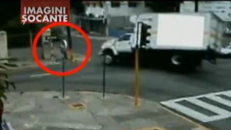 Un barbat a fost strivit de un camion in Jamaica (VIDEO)