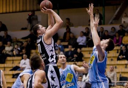 U Mobitelco Cluj - Elba Timisoara 76-84/ Favoritii la titlu au inceput cu stangul