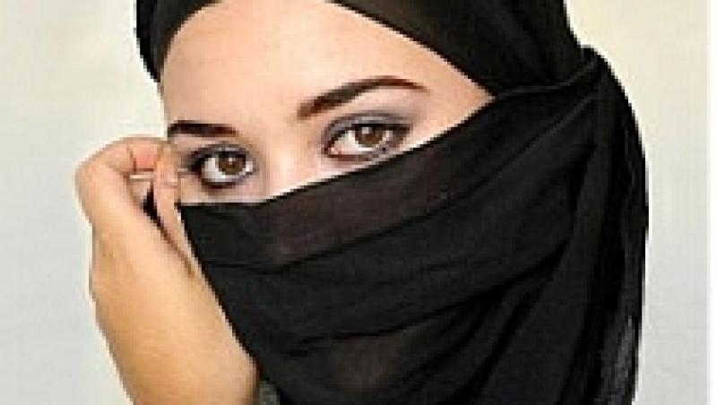 Iran: Femeile bronzate, arestate pentru ca incalca legea islamica