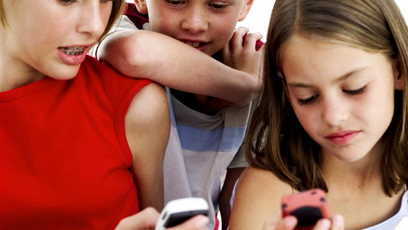 Adolescentii prefera sa trimita SMS-uri, in defavoarea apelurilor vocale