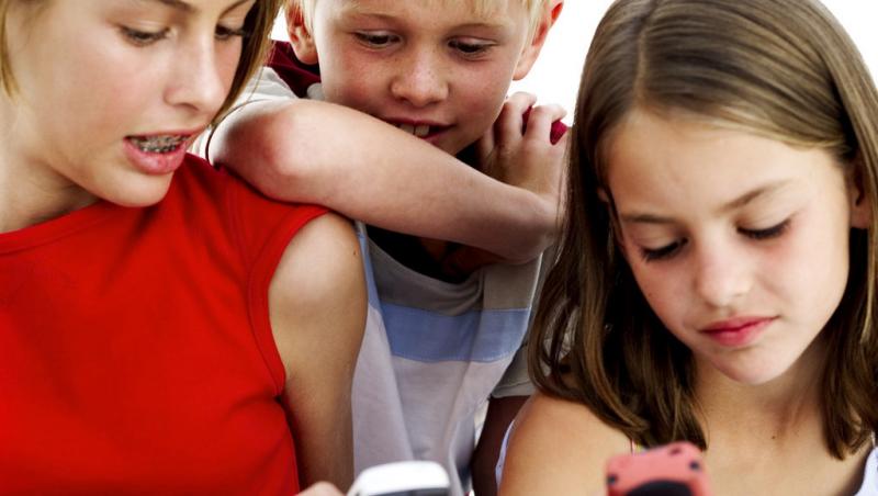 Adolescentii prefera sa trimita SMS-uri, in defavoarea apelurilor vocale