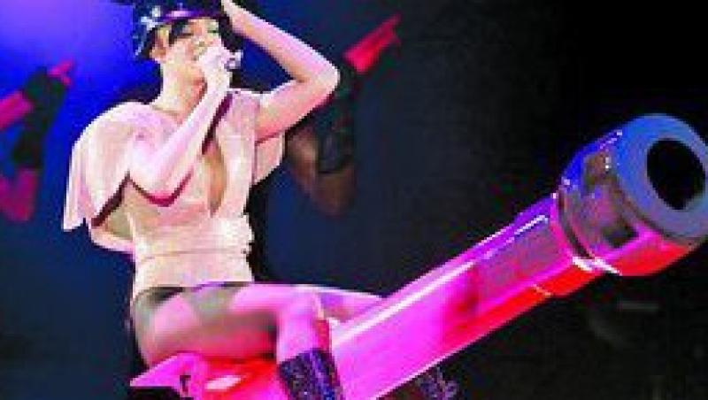 Rihanna a facut show erotic pe scena la ultimul ei concert