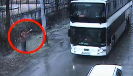 VIDEO Un autocar a tarat 50 de metri cu spatele o Dacie