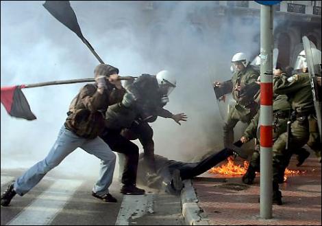 Confruntari violente la Atena: Politia foloseste gaze lacrimogene impotriva manifestantilor